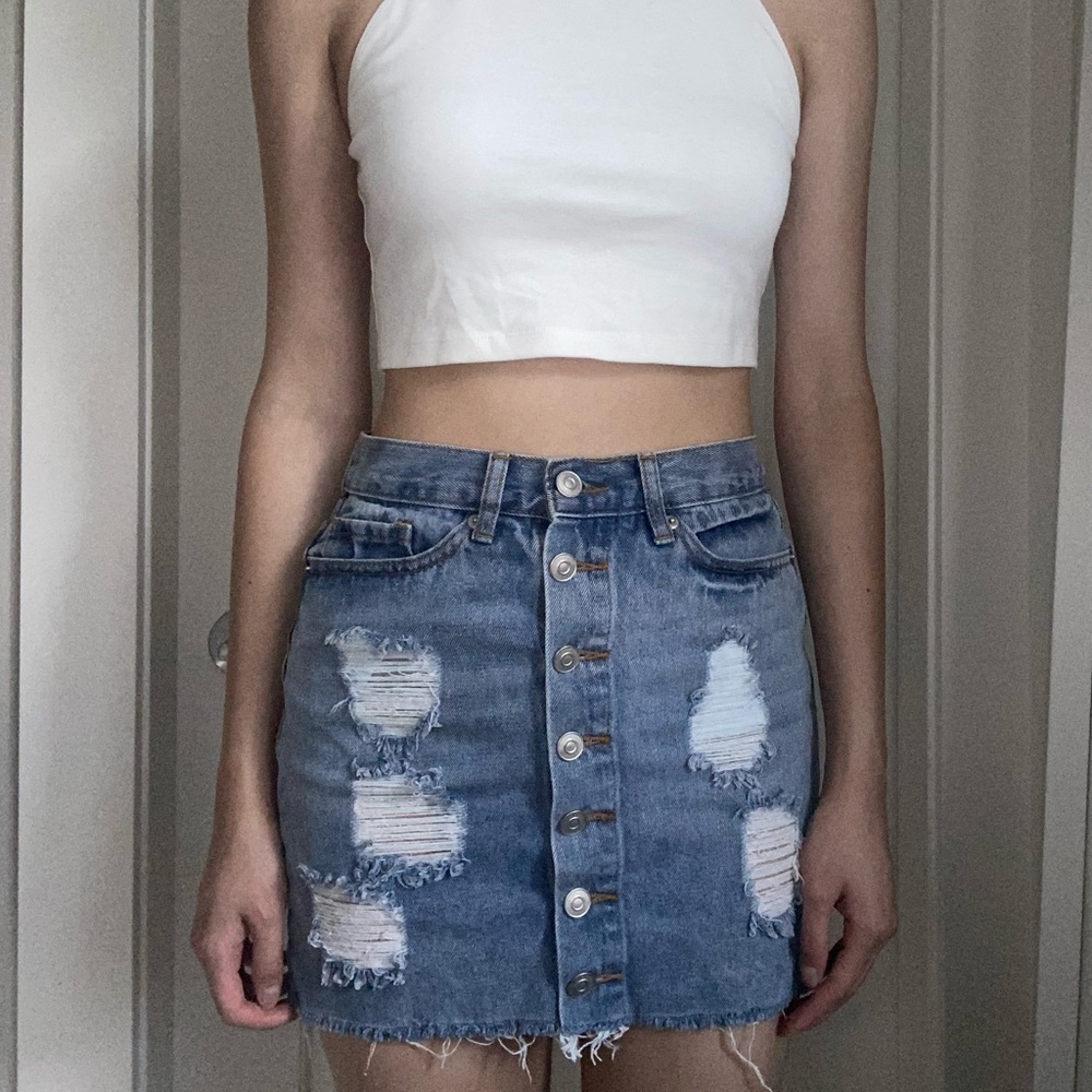 Button distressed denim skirt